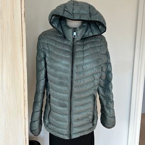 Calvin Klein packable puffer. Women’s large. With bag for packing